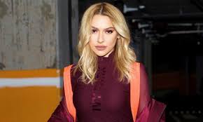 Hadise's career began in 2004 with the release of her debut single sweat, which peaked at 19 on. Hadise Age Bio Wiki Height Boyfriend Net Worth Facts