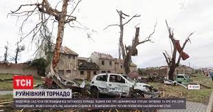 У чехії служби порятунку, пожежники, військові та поліція долають наслідки руйнівного торнадо, що пронісся у четвер ввечері в південній моравії. Adirmtgzbhh16m