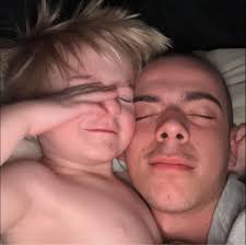 Anyone know some cool wall art or cool places take pictures in knox? Lmk!