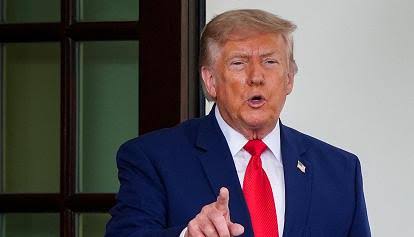 Iran, media: "Trump ha ordinato una sospensione degli attacchi"