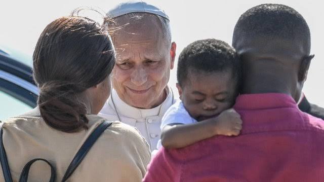 Paus Leo's pleidooi voor ruimhartig migratiebeleid is ook signaal naar  Trump | De Tijd