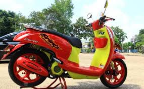 Untuk kalian yang mendambakan modifikasi kendaraan roda dua yang. Scoopy Merah Kuning Seksi Ala Lingga Tribun Jambi