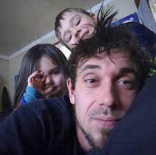 These overnight oats from @amandaeight taste just like brownie batter, but  they're packed with protein and fiber. Chocolate is used in two  ways—stirred into the oats and melted