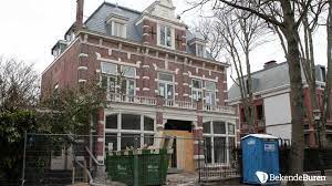 In de eerste aflevering krijgt ze een tour door het huis van wat zijn de plekken waar we in huis zitten en hebben we allemaal een favoriete plek?, vraagt nooshin zich af. In Dit Miljoenen Paleis Gaat Anna Nooshin Wonen Bekende Buren