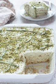 Delizioso e facile da fare il tiramisù di pavesini al pistacchio senza uova è un dolce al cucchiaio facile e veloce ma golosissimo arricchito con granella di pistacchio croccante. Tiramisu Al Pistacchio
