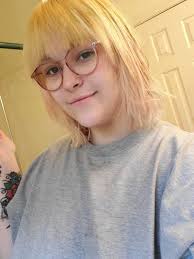 Första gången jag använde färgen från Good Dye Young och jag blev lite  besviken på den lila. Den var nästan pastell? Är det bara...märket? Mitt  hår var sjukt ljust. : r/HairDye