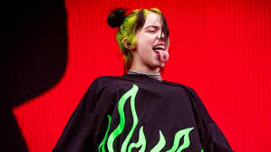 Рассказ о жизни певицы билли айлиш на гастролях и дома во время записи дебютного альбома. Billie Eilish Bricht Grammy Rekord Kindersache