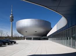 Obgleich es in milbertshofen, einem wohngebiet in münchen liegt, werden derzeit etwas etwa 9.000 mitarbeiter. Glasbrucke Im Bmw Museum In Munchen Glas Kultur Baunetz Wissen