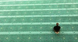 Berikut kumpulan hadits rasulullah saw tentang akhlaq mulia seorang mukmin yang bergaul dan sabar terhadap gangguan orang, lebih besar pahalanya dari yang tidak bergaul dengan manusia dan tidak sabar dalam menghadapi gangguan mereka. Hadits Tentang Sabar Lengkap Dengan Keutamaannya