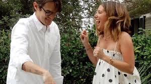 During her childhood, she was featured in over 100 advertisements and had minor roles in television and theatre. Schwangere Ashley Tisdale Legt Entspannte Sport Session Ein Promiflash De