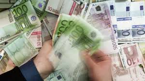 Il bancomat è un moderno strumento di pagamento che a poco a poco sta sostituendo l'utilizzo della banconota contante. I Soldi In Banca Non Ci Fidiamo Piu Li Teniamo In Casa Dentro Un Muro La Stampa