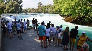 Özellikle yaz aylarında turist akınına uğrayan manavgat şelalesi antalya'nın doğal güzelliklerinden biridir. Antalya Da Sicaktan Bunalanlar Manavgat Selalesi Nde Serinliyor