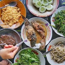 Cara mengolah ikan lele, resep yang paling tepat untuk dibuat bumbu adalah resep mangut lele. Mangut Lele Enak Di Jogja Pedas Gurihnya Bikin Nagih