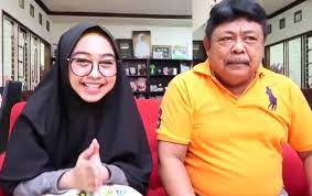 Video ini , bantuin saya dong untuk suport channel ini dgn cara klik tombol subscraibe dan nyalakan loncengnya. Bangun Rumah Bak Istana Princess Ria Ricis Sempat Bertengkar Dengan Ayah