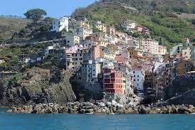 Les sentiers sont tracés à flanc de falaise, à travers les vignobles, sous les forets de chênes verts et rallient les 5 villages des cinque terre entre eux. Visiter Les Cinque Terre Italie