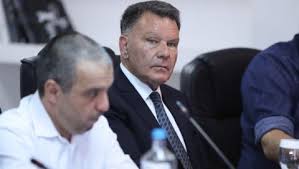 Ο μεγαλομέτοχος της παε αελ, αλέξης κούγιας, παρουσίασε το νέο προπονητή των «βυσσινί», γιάννη τάτση, ο οποίος διαδέχθηκε τον μιχάλη γρηγορίου στον πάγκο της θεσσαλικής ομάδας. Alafoyzos Se Koygia Eisai Trelos