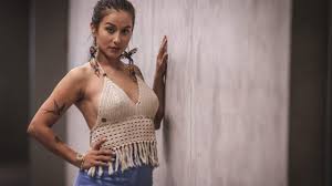 Music video by denise rosenthal performing tiene sabor. Denise Rosenthal Sorprende A Sus Seguidores Con Delicado Topless