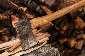 Diese stücke kann man besser zum trocknen stapeln und anschließend im kamin oder beim lagerfeuer verwenden. Holz Richtig Spalten Brennholz Mit Axt Spalter Wohnen Und Bauen De