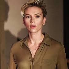 Total Babe Scarlett Johansson Wearing Our Diamond Triangle Necklace One Of Our Everyday Favorites While Out Doi Scarlett Johansson Scarlett Scarlett Johanson