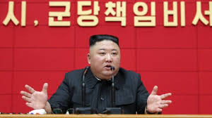 Kim's weight loss became noticeable in june, when he made his first public appearance in weeks to convene a ruling party meeting. Kim Jong Un 1 000 Kniebeuge Furs Schnarchen Folter Holle In Nordkoreas Gefangnissen News De