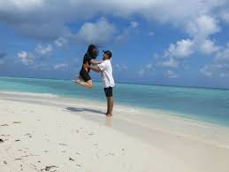Sepertinya orang tersebut bukan orang asli desa itu. Gambar Pantai Romantis Yang Bisa Anda Jadikan Sebagai Dp Bbm Atau Sebagai Foto Profil Berbagai Aplikasi Medsos Lautan Adal Pantai Gambar Bulan Madu Di Pantai