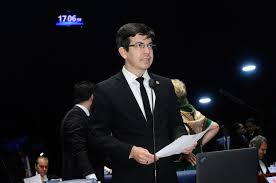 Senador eleito pelo amapá e vencedor do prêmio de melhor senador do brasil (votos de. Senador Randolfe Entra Com Pedido De Impeachment De Temer Hora Do Povo