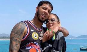 Karol g y anuel aa son una de las parejas más recientes del mundo del entretenimiento y, al parecer, habían estado muy enamorados, pues así lo demostraron en sus redes sociales con fotos juntos y emotivos mensajes. Anuel Aa Announces Wedding With Karol G For 2020