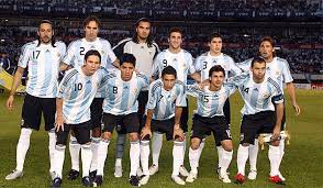 El juego de la selección argentina con una pelota de fútbol americano. Sorteo Mundial Sudafrica 2010 Futbol Deportes Elmundo Es