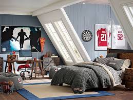 Baseball Kinderzimmer Motto Einrichtung Dachschrage Fenster Holzbett Jungenzimmer Schlafzimmerrenovierung Jungszimmer