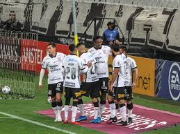 Todo jogo ele pega a canela do adversário, começou sormani. Sob Olhar De Sylvinho Corinthians Goleia Em Sua Despedida Da Sula