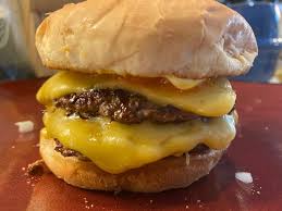 Carl gottlieb, l'un des realisateurs declare que pour faire rire les gens, il faut les surprendre. Hilary S Smash Burgers On Food And Film