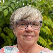 Slow Birding: The Art and Science of Enjoying the Birds in Your Own  Backyard: Amazon.co.uk: Joan E. Strassman: 9780593329924: Books