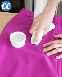 Et voilà la tache a disparu et votre tissu tout propre ! 19 Astuces Simples Pour Enlever Une Tache De Marqueur Indelebile Sur Presque Tout
