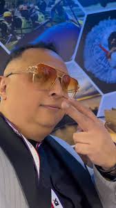 Mundo 🌎; Valla a ver el último video de mi compadre #colombiano  @_sebatt_official está bien bueno @carloproduccerofficial lo recomienda. .  . . . Créditos: @_sebatt_official @la.romp3 @__sunnybloom__ @ka_xolo  @karla.cegue Estreno @kybba_ & @