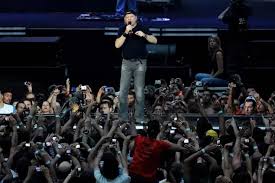 Vasco in questi giorni ha dialogato con i suoi follower (ha la nuova canzone è molto attesa perchè, un po' ironicamente e un po' provocatoriamente, nel libro «non stop» con la linguaccia. Vasco Rossi La Nuova Canzone Sara Un Brano D Amore
