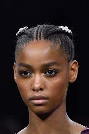 Les Plus Belles Coiffures De La Fashion Week Automne Hiver 2019 2020 Coiffure Cheveux Tendance 2019 2020 Belle Coiffure Les Plus Belles Coiffures Coiffure