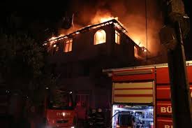 Bazı vatandaşlar da hayvanlarını bölgeden uzaklaştırdı. Kocaeli De Yangin Panigi Yasli Cifti Itfaiye Ekipleri Kurtardi Son Dakika Haberleri