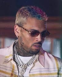 Mwanamuziki wa RnB kutoka Marekani, Chris Brown ameweka wazi kuwa maisha ya  umaarufu yamekuwa na athari kubwa katika afya yake ya akili, huku akieleza  kuwa kuna nyakati hutoroka usiku na kwenda kutembea