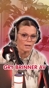 Gulligedansken tycker att det är självklart att ställa muggarna uppochner i  skåpet så att de ska hålla sig rena. ☕️ Ingen annan håller med honom utan  har sina muggar med botten nedåt..