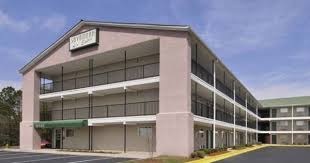 Savannah Suites Atlanta Atlanta Georgia Offering Easy Access To Interstate 85 And Attractions Such As The Georgia Aquarium With Images Hotel Savannah Chat North America
