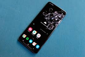 أعلنت شركة سامسونج عن هاتفها الجديد الـ samsung galaxy s20 fe لينضم الهاتف إلى سلسلة الـ galaxy s الرائدة وليكون النسخة الأصغر من الـ samsung galaxy s20 ليكون الهاتف بذلك موجه بصورة كبيرة إلى محبين ومستخدمي الشركة بصفة خاصة لتحصل على هاتف. Samsung S Galaxy S20 Ultra Is A Lot Of Phone For A Lot Of Money Techcrunch