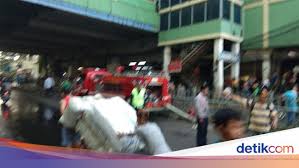 Asap pekat terlihat jelas sekitar pukul 17.10 wib. Blok C Tanah Abang Kebakaran Lalin Ditutup Sementara