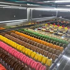 Mimziz Macaron In Dieppe New Brunswick Canada Showcases Their Gourmet Macaron And Pastries In This Elegant 6040 G1 Display Case Store Design Pastry Display