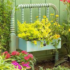 Deko Ideen Im Garten Leichte Und Marchenhafte Vorschlage Garden Containers Garden Junk Garden Decor