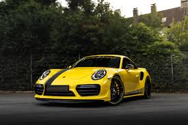 Sekojiet jaunā porsche 911 turbo ceļojumam uz virsotni un uzņemieties filmas režisora lomu šajā scenārijā, kas atveido sporta notikuma tiešraides translācijas atmosfēru. Manhart Spendiert Dem 991 Turbo S 850 Ps Eurotuner News