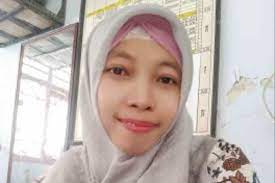 Yang dimaksud parafrase adalah mengubah puisi menjadi bentuk sastra lain (prosa). Mengubah Puisi Ke Dalam Bentuk Prosa Dengan Teknik Batu Siska
