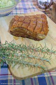 Asciugarle e mettrele sulla griglia del forno.accendere il forno a 210 gradi e cuocere le patate per 1 aprire a metà ogni patata e guarnirla con un cuccchiaio di panna acida, una fetta di pancetta croccante e un cucchiaio di cipollla tritata. Pancetta Di Maiale Croccante Le Chicche Di Cristiana