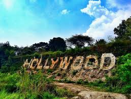 Ada sekitar 34 spot instagramble di tempat wisata yang berlokasi di desa sekapuk ini. Bukit Hollywood Terbakar