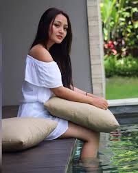 Video 'lagu syantik' ditonton lebih dari 100 juta kali di youtube, segini penghasilan siti badriah! Mengintip Penampilan Cantik Siti Badriah Dalam Balutan Crop Top Rajut Saat Berada Di Bali