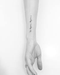 Hand Mit Einem Kleinen Winzigen Schwarzen Tattoo Und Mit Einem Goldenen Ring Tattoo Schrift Handgelenk Tattoo Schrift Tatowierungen